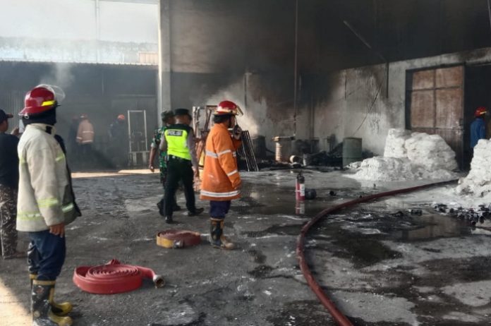 Petugas saat melakukan proses pemadaman api / Foto: ipung Syaiful