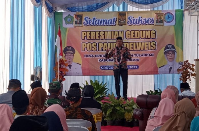 Bupati Sidoarjo Ahmad Muhdlor bersama anggota DPRD Sidoarjo, H. Rizza Ali Faizin saat meresmikan POS PAUD Edelweis di Desa Grogol, Kecamatan Tulangan / Foto : Ipung Syaiful