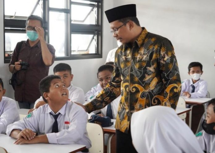 Bupati Ahmad Muhdlor Ali bersama siswa salah satu sekolah di Kabupaten Sidoarjo / Foto : Istimewa