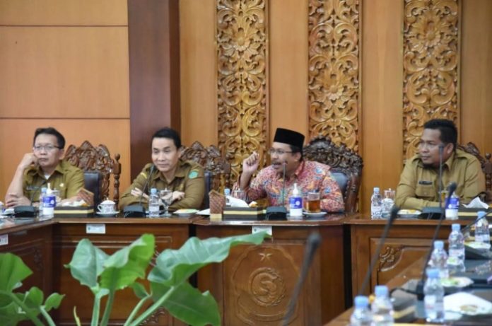 Bupati Sidoarjo, Ahmad Muhdlor Ali, saat memimpin rapat bersama beberapa OPD Pemkab Sidoarjo / Foto: Kominfo Sidoarjo