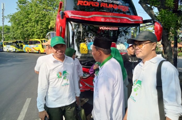 Sekretaris DPC PKB Sidoarjo, Abdillah Nasih dan Wakil Sekretaris DPC PKB Sidoarjo Syihabuddin tengah sibuk mempersiapkan keberangkatan ratusan kader ke Harlah ke-25 PKB di Solo / Foto: Ipung Syaiful