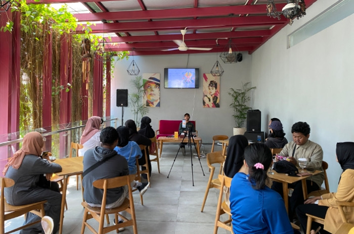 Para peserta saat mengikuti kelas menggambar lewat Smartphone di Favehotel Sidoarjo / Foto: istimewa