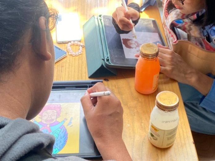 Meriahkan Hari Anak Nasional, Favehotel Sidoarjo Gelar Kelas Menggambar Lewat Smartphone / foto: istimewa