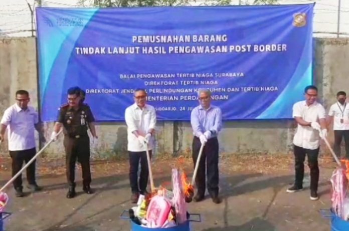 Pemusnahan barang impor ilegal oleh Menteri Perdagangan (Mendag) Zulkifli Hasan di Sidoarjo / Foto : ipung syaiful