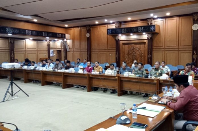 Suasana hearing DPRD Sidoarjo bersama Satpol PP, Disperindag dan himpunan pedagang pasar Sidoarjo / Foto : Ipung Syaiful