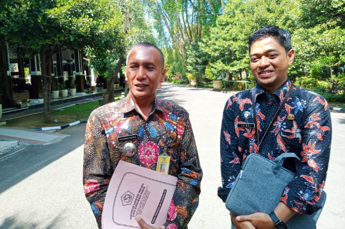 Kepala BKD Sidoarjo, Mukhammad Makhmud (kiri) bersama Sekretaris BKD Sidoarjo, Zainul / Foto : Ipung Syaiful