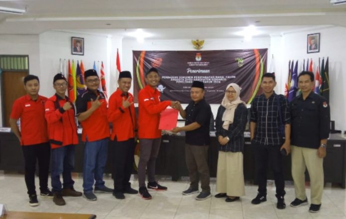 KPU Sidoarjo menerima berkas perbaikan syarat administrasi dari PDI Perjuangan / Foto : istimewa