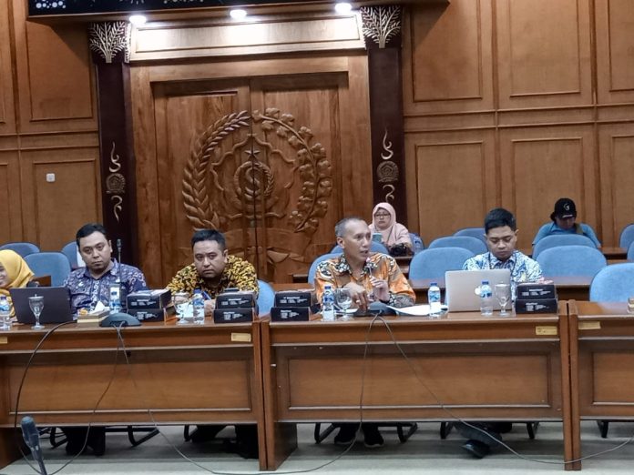 Plt. Kepala BKD Sidoarjo, Mukhammad Makhmud, saat hearing bersama Komisi A DPRD Sidoarjo terkait pengisian jabatan kosong dan penataan tenaga honorer Pemkab Sidoarjo (12/7) / Foto : Ipung Syaiful