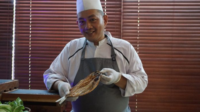 Executive Chef Aston Hotel Sidoarjo, Danu Anggara saat membeberkan cara pengasapan ikan modern minim resiko terkena kanker/Foto : Istimewa
