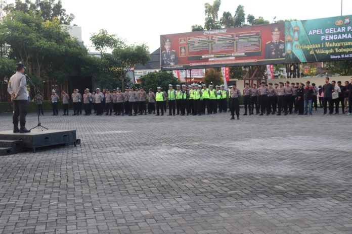 Polresta Sidoarjo saat gelar apel gelar pasukan pengamanan malam 1 Suro di Kabupaten Sidoarjo / Foto : Ipung Syaiful