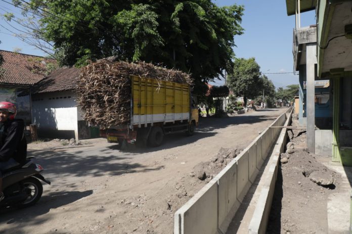 Tahap pengerjaan pengecoran lapis bawah Jalan PG Krembung - Ngoro Sidoarjo / Foto : Kominfo Sidoarjo