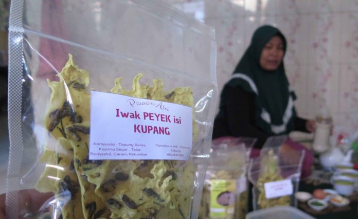 Yuliani saat memperlihatkan produk peyek dan rengginang kupang hasil buatannya / Foto: Ipung Syaiful
