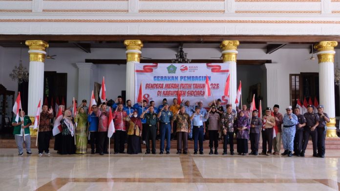 Pembagian Bendera Merah Putih Indonesia di Pendopo Delta Wibawa / Foto : istimewa