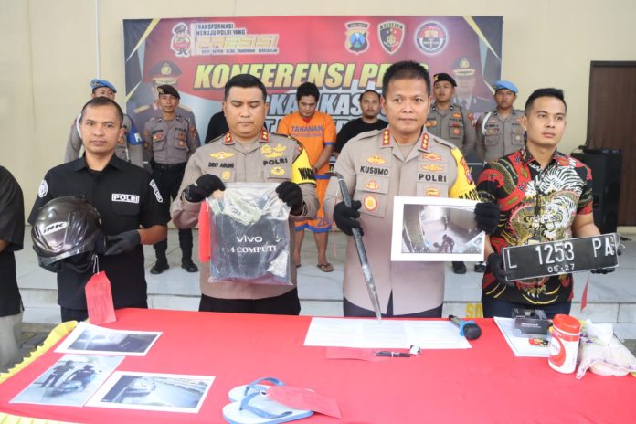 Pelaku pencurian Mobil Honda Jazz di Pondok Tjandra saat ditangkap Polresta Sidoarjo / Foto: Ipung Syaiful