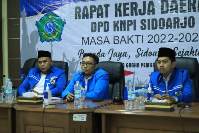 Ketua DPD KNPI Sidoarjo, M. Amrul Haq Zain (tengah) saat didampingi sekretaris KNPI, Andry Harmoko (kiri) / Foto: Ipung Syaiful
