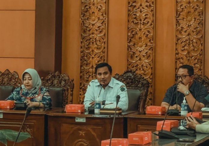 Kepala DPMPTSP Sidoarjo, Rudi Setiawan (tengah) saat menerima kunjungan DPRD Jatim Foto : Istimewa
