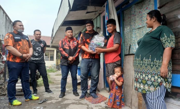 Sapma PP Sidoarjo saat memberikan tali asih kepada warga yang membutuhkan / Foto: sidoarjonews.id