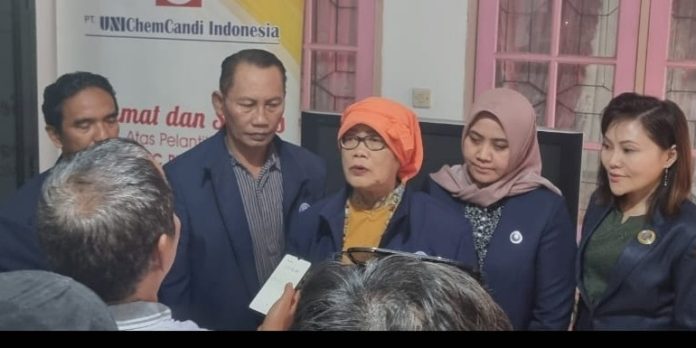 Ketua OC, Aminah Hariyati, S.H., (tengah) dan Sekretaris SC Muscab III Peradi, Soekardji, S.H., M.H., (kiri) didampingi pengurus saat menyampaikan agenda Muscab III DPC Peradi Sidoarjo periode 2023-2028 / Foto : Ipung Syaiful