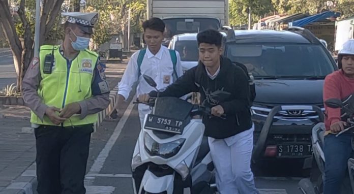 Pengendara tidak menggunakan helm terjaring Operasi Patuh Semeru 2023 Polresta Sidoarjo / Foto : Ipung Syaiful