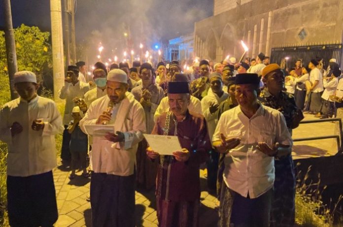 Ribuan warga saat mengikuti Pawai Obor di Ponpes Darul Falah 30 dalam rangka menyambut Tahun Baru Islam 1 Muharram 1445 Hijriah / Foto : Ipung Syaiful