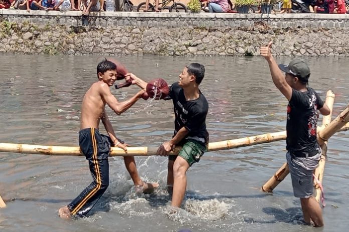 Warga Dusun Karanggayam, Kelurahan Pucanganom antusias ikuti lomba gepuk bantal di atas kali Pucang / Foto : Ipung Syaiful