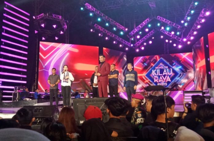 Wamenparekraf Angela Tanoesoedibjo (kemeja putih) saat membuka Road to Kilau Raya MNC TV 2023 di Lapangan Brigif 2 Sidoarjo / Foto: Ipung Syaiful