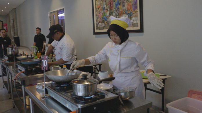 Salah satu peserta saat melakukan proses memasak / foto :istimewa