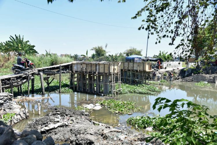 Pembangunan Jembatan Shiratal Mustaqim yang merupakan akses penghubung Desa Klurak dan Balongdowo sudah mencapai 35 persen / Foto: Diskominfo Sidoarjo