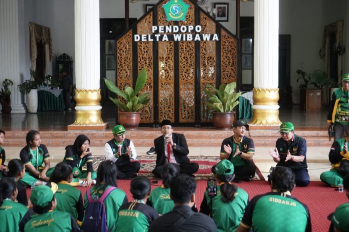 Bupati Sidoarjo Ahmad Muhdlor Ali saat menerima atlet cabor sepak bola di Pendopo Delta Wibawa /Foto: Istimewa