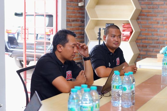 Amir Burhanuddin CEO Deltras FC (kirii) bersama M Dian Felani Manager Deltras FC (kanan) saat berada launching tim peserta Liga 2 2023/2024 /Foto: Istimewa