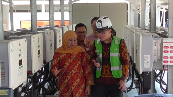 Gubernur Jawa Timur, Khofifah Indar Parawansa saat melakukan kunjungan di pabrik kertas Pt. Tjiwi Kimia / Foto: istimewa