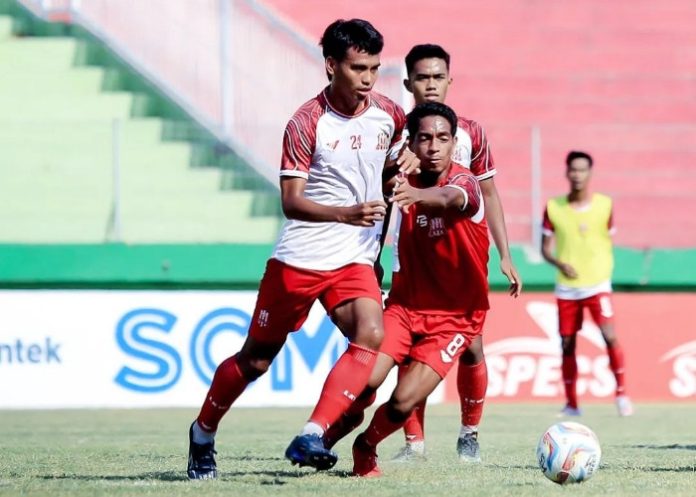 Pemain Deltras FC Sidoarjo saat melakukan official training jelang lawan Persela Lamongan di GOR Sidoarjo/Foto: Instagram @deltras.official
