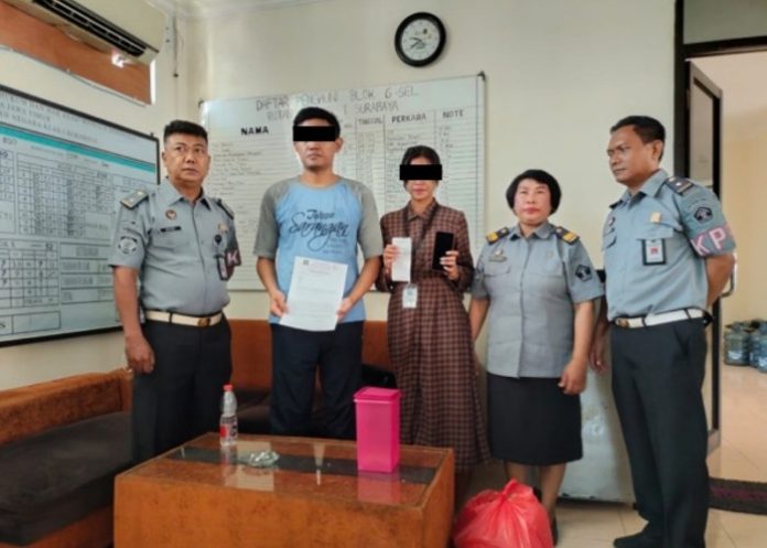 JS saat kedapatan berusaha menyeludupkan Handphone ke dalam Rutan Surabaya/Foto: Humas Kakanwil Kemenkumham Jatim