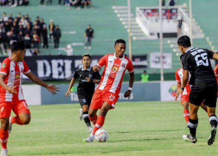 Pemain Deltras Sidoarjo Jose Manuel saat mencoba melewati pemain Persela Lamongan /Foto: istimewa