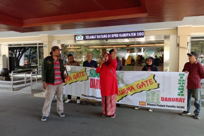 Aliansi Peduli Pemilu Jurdil (APPJ) saat menyampaikan aspirasi dugaan penyalahgunaan program Kurma di Kantor DPRD Sidoarjo/Foto: Ipung Syaiful