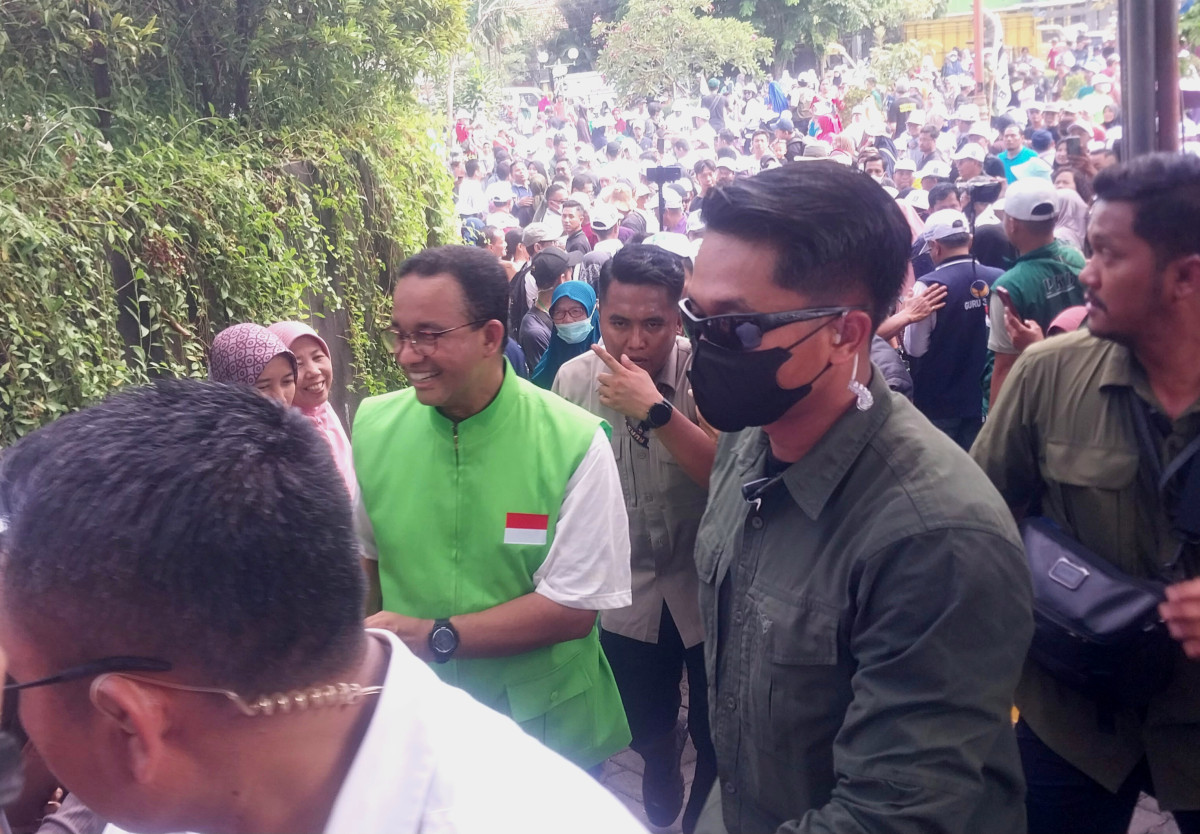 Anies Baswedan usai memberikan pidato politik di hadapan 1,2 juta orang yang hadir dalam acara Mlaku Bareng AMIN di Sidoarjo/Foto: Ipung Syaiful