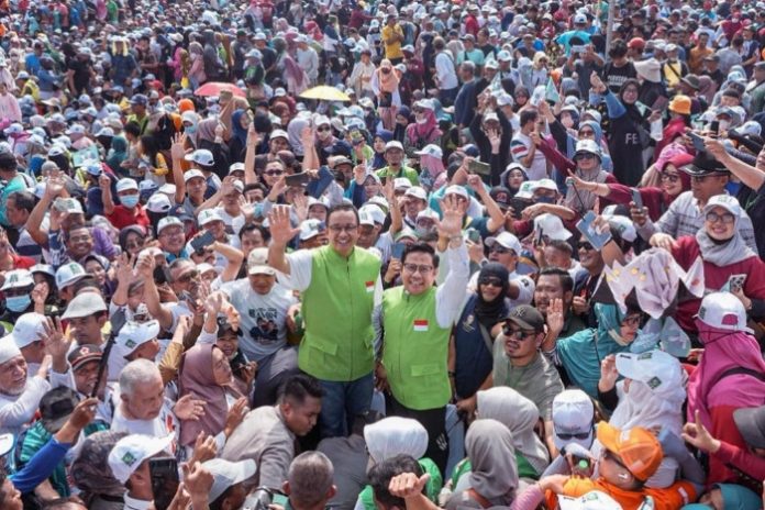 Anies Baswedan dan Muhaimin (AMIN) saat acara mlaku bareng di Sidoarjo /Foto: Instagram @aniesbaswedan