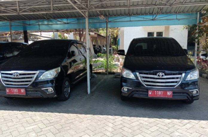 Salah satu mobil dinas di Kantor DPRD Sidoarjo/Foto: Ipung Syaiful