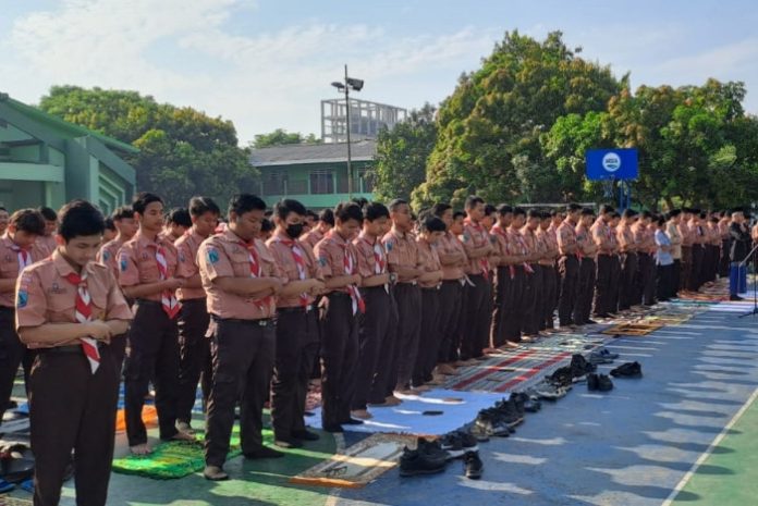Ribuan siswa dan guru SMAN 3 Sidoarjo saat sholat Istisqa meminta turun hujan/Foto: Istimewa
