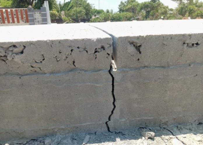 Retakan beton di ruas jalan Porong-Krembung/Foto: Ipung Syaiful
