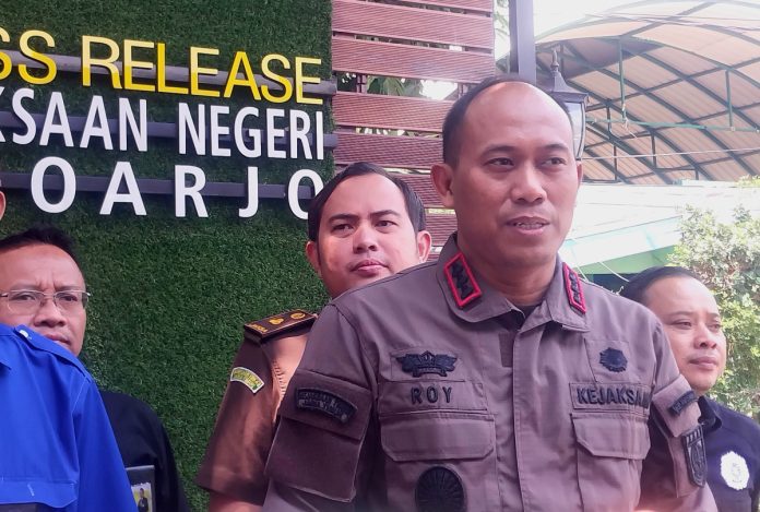 Kepala Kejari Sidoarjo Roy Revalino Herudiansyah saat memberikan keterangan pers usai menerima berkas tersangka pengemplang pajak/Foto: ipung syaiful