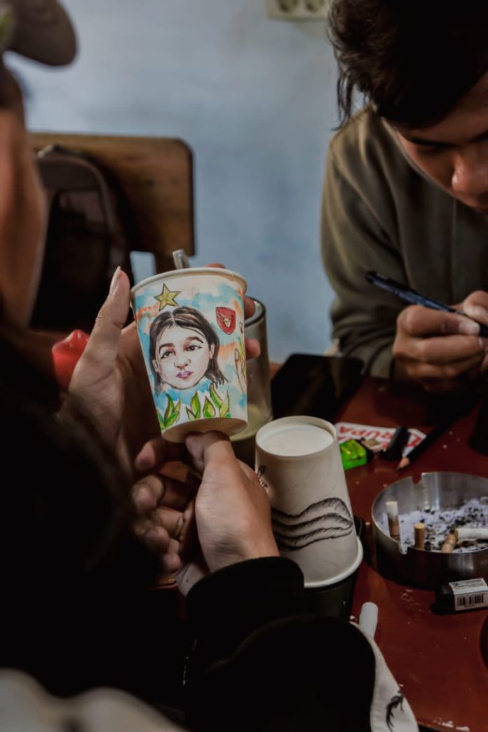 Komunitas Bararupa Sidoarjo manfaatkan cup kopi menjadi kanvas lukis / Foto: Bararupa Sidoarjo for Sidoarjonews.id