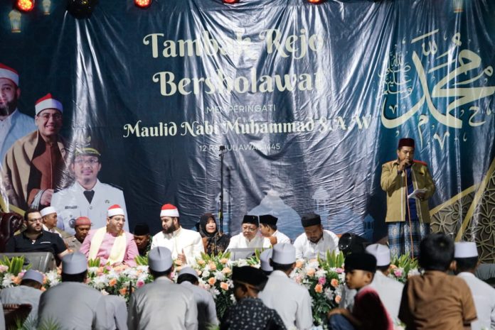 Syech Yassir Mahmud Syarkowi dan Syech Muhammad Ali Aldeeb Qori Internasional dari Mesir bersama Bupati Sidoarjo Ahmad Muhdlor saat menghadiri Tambakrejo Bersholawat/Foto: Diskominfo Sidoarjo