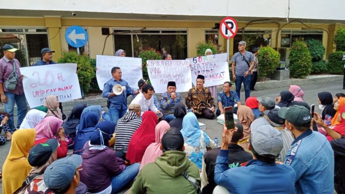 Komisi A saat menemui warga Desa Pranti di halaman Kantor DPRD Sidoarjo /Foto: Ipung Syaiful