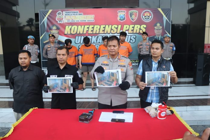 Keempat pelaku tertunduk lesu saat di Polresta Sidoarjo / foto: sidoarjonews.id