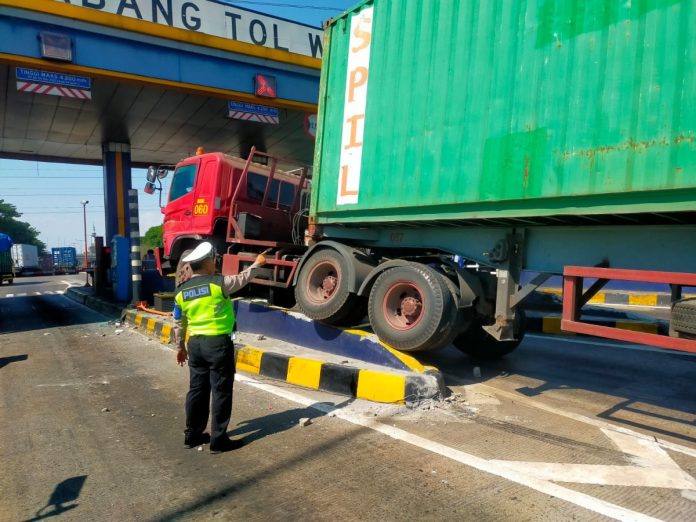 Truk kontainer yang menabrak pembatas gerbang tol / Foto: istimewa