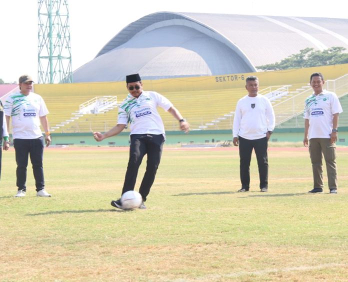 Bupati Sidoarjo Ahmad Muhdlor Ali saat membagikan jersey kepada perwakilan klub peserta kompetisi internal Askab PSSI Sidoarjo di GOR Sidoarjo / Foto: Ipung Syaiful