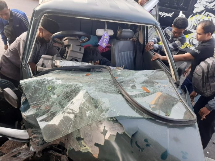 kondisi mobik isuzu panther yang ringsek akibat laka / foto: istimewa