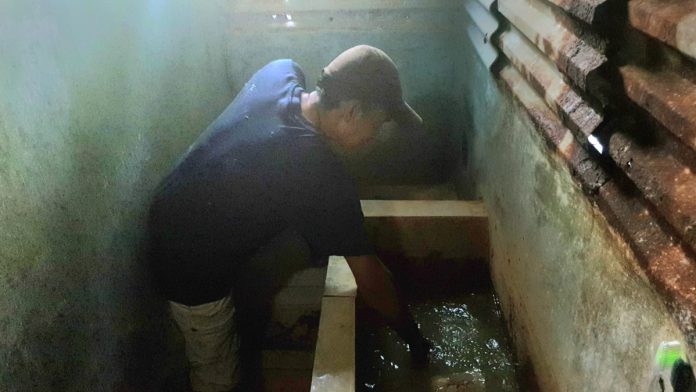 Affan saat menunjukkan air sumur berwarna kuning / Foto: sidoarjonews.id