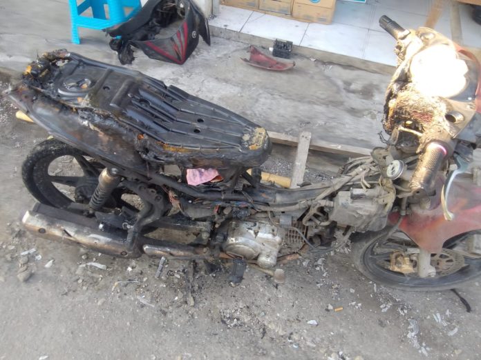 Bangkai sepeda motor korban usai terbakar / Foto: sidoarjonews.id